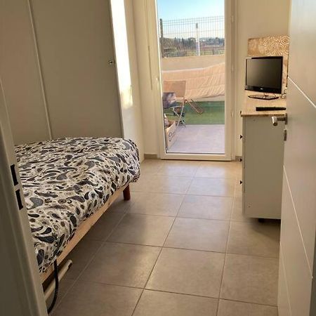 Appartement Rdc Avec Parking Prive La Fare-les-Oliviers Bagian luar foto